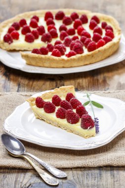 ahşap masa üzerinde ahududulu tart