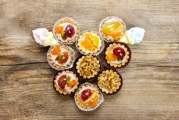 Von oben auf herzförmige Cupcakes - ich liebe Süßigkeiten-Idee. — Stockfoto