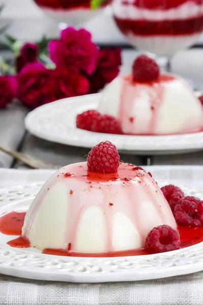 Flan with raspberry sauce and fresh fruits — Stock Photo, Image