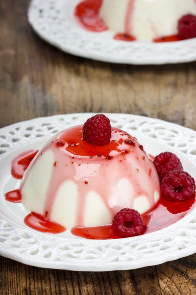 Flan with raspberry sauce and fresh fruits — Stock Photo, Image