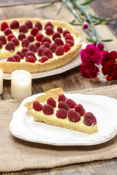 Tarte à la framboise sur table en bois — Photo