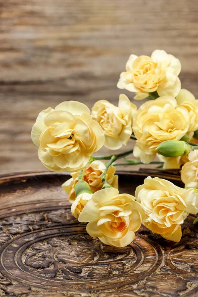木製の背景に黄色のカーネーションの花。セレクティブ フォーカス — ストック写真
