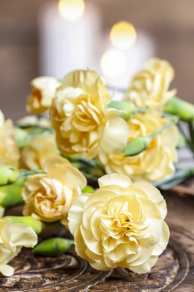 木製の背景に黄色のカーネーションの花。セレクティブ フォーカス — ストック写真