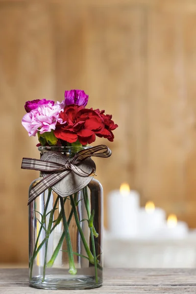 Bouquet de fleurs d'oeillet dans un vase en verre — Photo