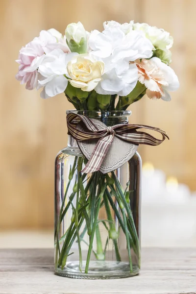 Bouquet of carnation flowers in glass vase — Stock Photo, Image