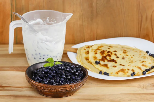 Holzschale mit Blaubeeren, Pfannkuchen und Mousse im Krug — Stockfoto