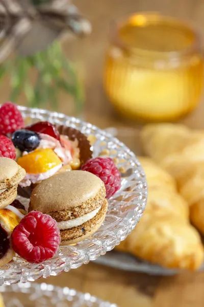 Parisian macarons, raspberries and other delicacy. Closeup — Stock Photo, Image