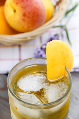 şeftalili içecek. Kayısı pasta kek stand içinde belgili tanımlık geçmiş