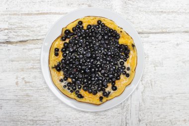 omlet ahşap zemin üzerinde. kopya alanı