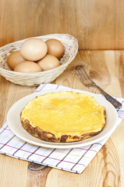 ahşap masa üzerinde omlet. sepet yumurta içinde belgili tanımlık geçmiş ve