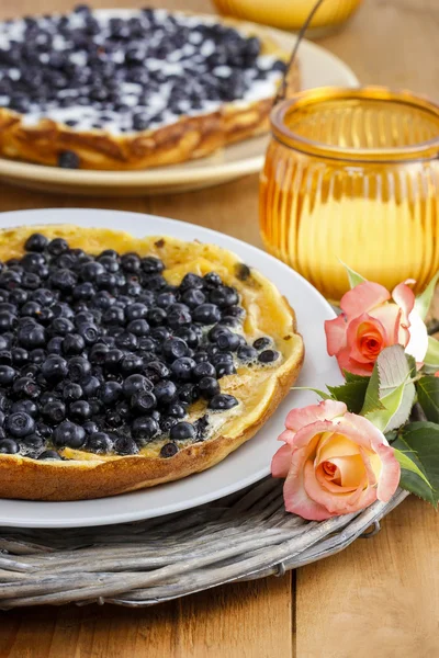 Omelette mit Blaubeeren auf Holztisch. romantisches Sommerset — Stockfoto