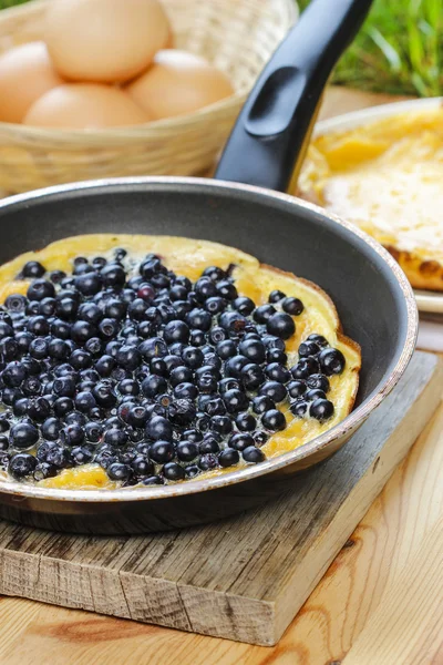 Omelet met bosbessen op koekenpan — Stockfoto