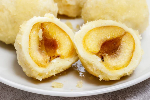 Albaricoques en pastelería (Marillenknodel), plato tradicional austrano —  Fotos de Stock