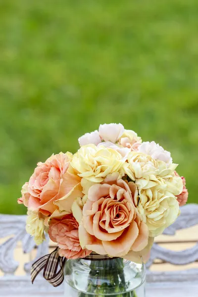 Bukiet róż pastelowy w ogrodzie. miejsce — Zdjęcie stockowe