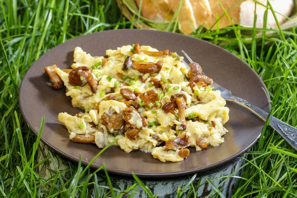Traditional scrambled eggs with fresh chanterelle — Stock Photo, Image
