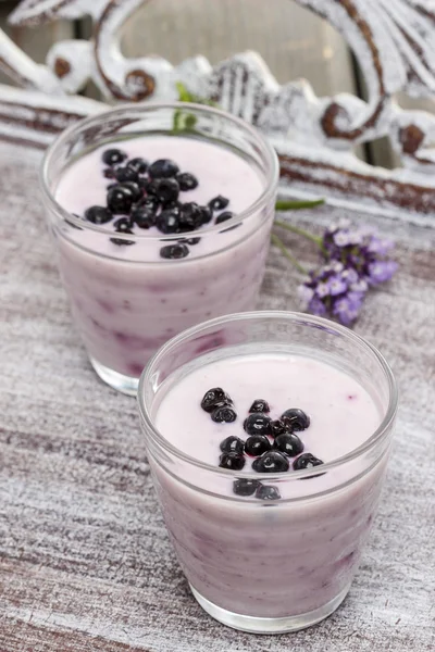 Smoothie Blueberry na drewnianej tacy rustykalny. partii latem — Zdjęcie stockowe