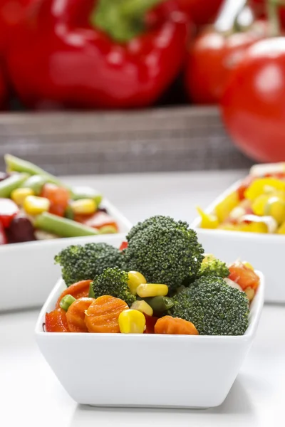 Färska grönsaker sallad i vit skål. våren part tabell. — Stockfoto