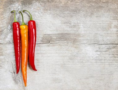 Eski ahşap masada kırmızı kırmızı kırmızı biber