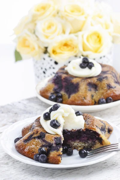 Delicious cake with blueberries, decorated with cream and fresh — Stock Photo, Image