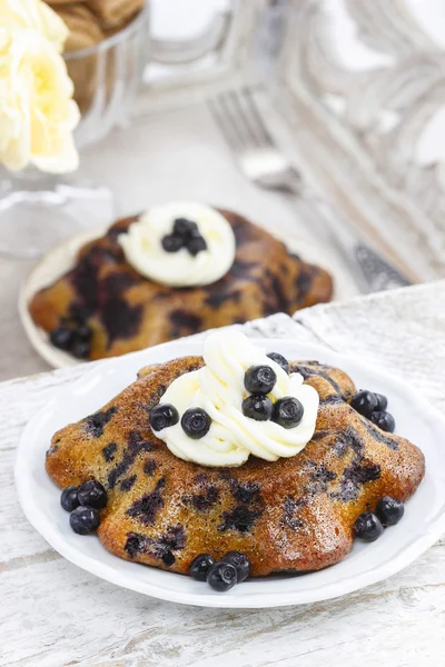 Delicious cake with blueberries, decorated with cream and fresh — Stock Photo, Image