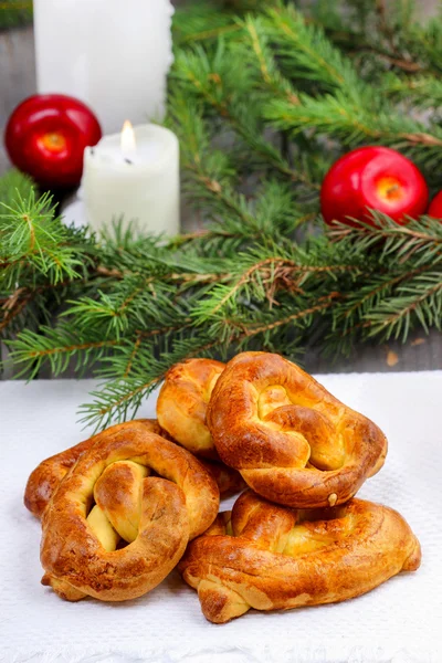 Pilha de biscoitos de Natal em belo cenário tradicional — Fotografia de Stock