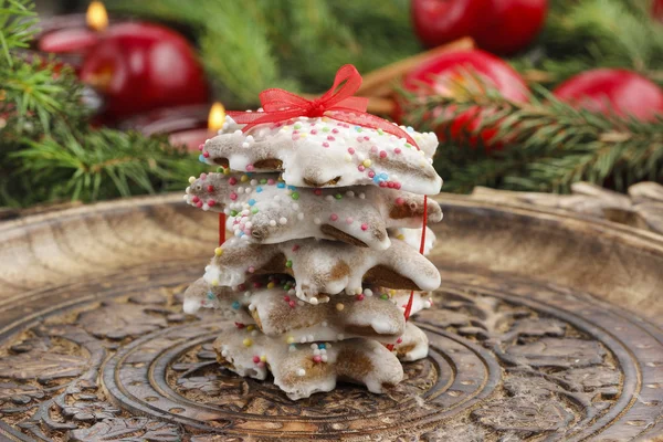 Рождественское пряничное печенье в форме звезды на деревянном подносе — стоковое фото