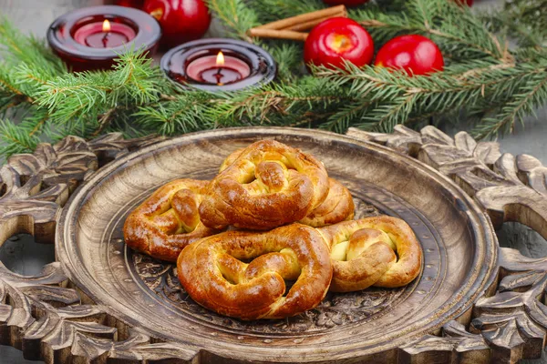 Pilha de biscoitos de Natal em belo cenário tradicional — Fotografia de Stock