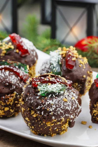 Kulatý tvar čokoládové vánoční dorty zdobené s želé — Stock fotografie