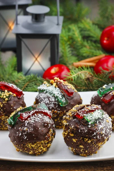 Runde Form Schokolade Weihnachtskuchen, verziert mit Gelee — Stockfoto