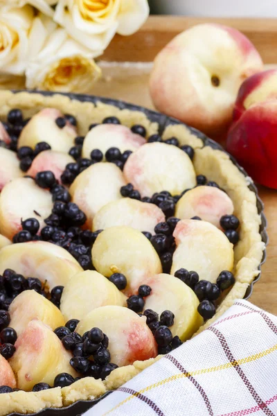 Köstliche Torte gefüllt mit Pfirsichen und Blaubeeren — Stockfoto