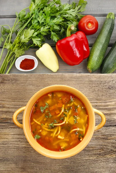 Vista superior de la olla de sopa de tomate y verduras frescas en madera vieja —  Fotos de Stock