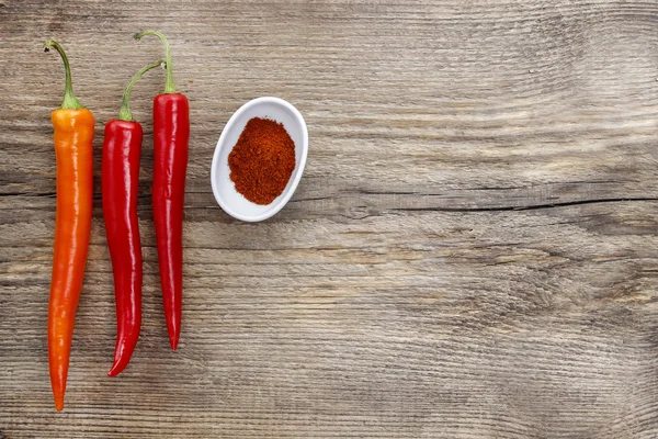 Pimientos en la vieja mesa de madera. Copiar espacio — Foto de Stock