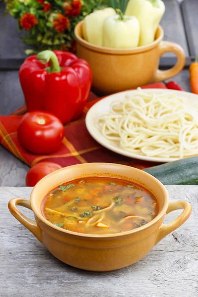 Vista superior de la olla de sopa de tomate y verduras frescas en madera vieja —  Fotos de Stock