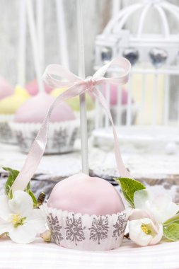 Romantik bahar kümesinde pastel kek çıkar