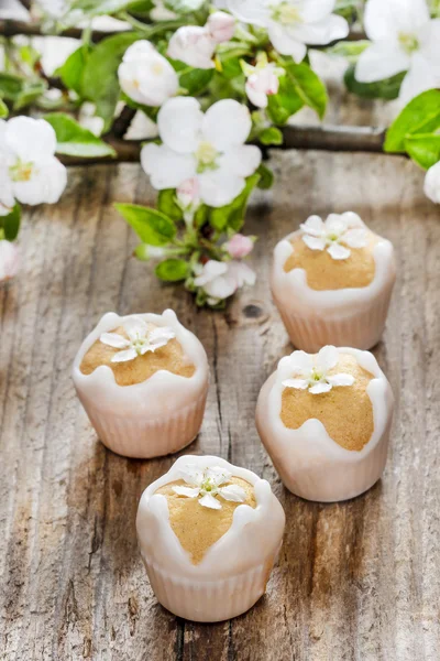 Torte minuscole decorate con fiori commestibili — Foto Stock
