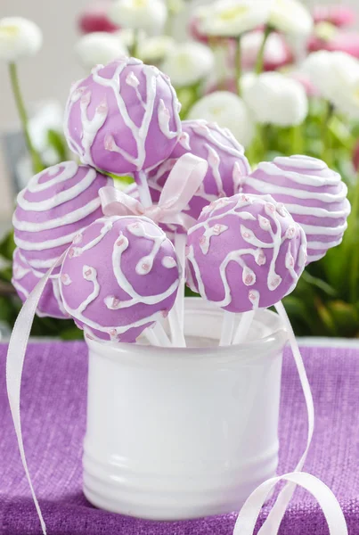 Lilac cake pops in white ceramic jar. White and pink daisies — Stock Photo, Image