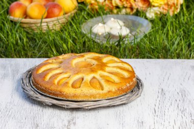 Kayısı pasta kek standı üzerinde yuvarlak. Bahçe partisi, seçici odak