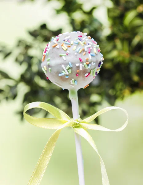 Mint cake pops decorated with sprinkles on green background — Stock Photo, Image