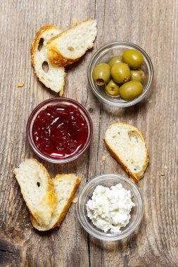 Top görünümünde çeşitli mezeler: zeytin, kızılcık, yazlık chees