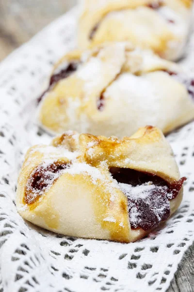 Shortbread cookies filled with jam — Stock Photo, Image