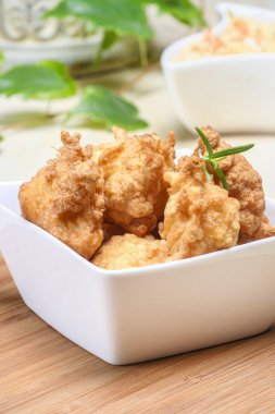 kızarmış tavuk nuggets beyaz kase
