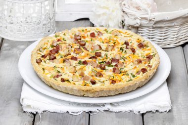 ahşap masa üzerinde büyük sebze tart