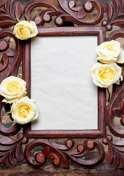 用黄色，淡色玫瑰装饰木制框架。副本空间 — 图库照片