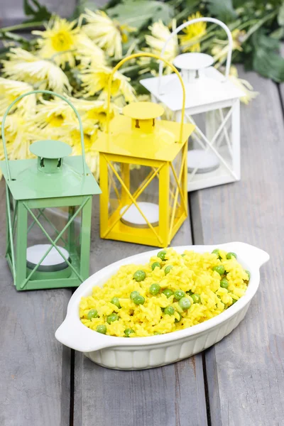 Reis mit grünen Erbsen, beliebtes indisches Gericht auf Holztisch. — Stockfoto