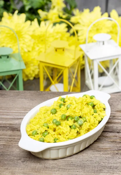 Reis mit grünen Erbsen, beliebtes indisches Gericht auf Holztisch. — Stockfoto