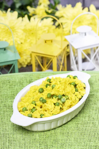 Rijst met groene erwten, populaire Indiase schotel op houten tafel. — Stockfoto