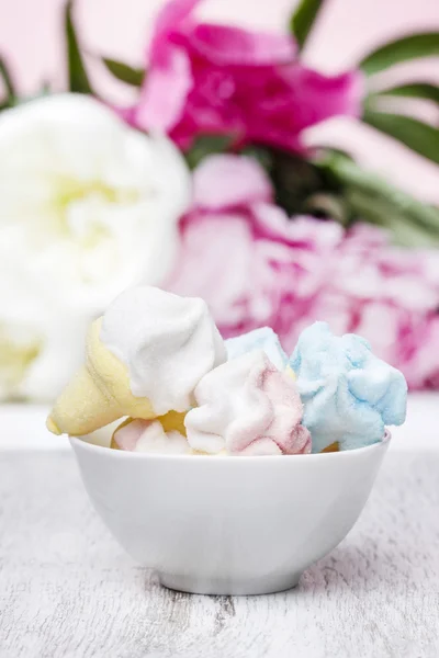 Marshmallows białe ceramiczne miski. przepiękne różowe piwonie — Zdjęcie stockowe