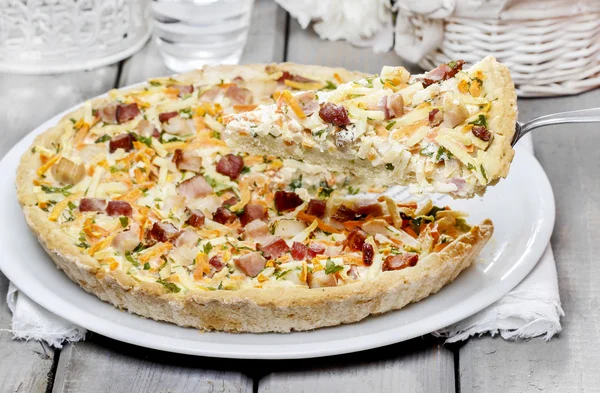 Tarta de verduras grande sobre mesa de madera —  Fotos de Stock