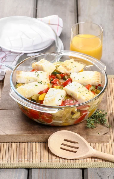 Baked fish with vegetables. Popular mediterranean plate. — Stock Photo, Image