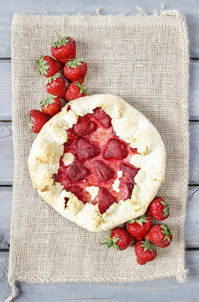 Pohled shora jahodový galette. letní koláč plný ovoce — Stock fotografie